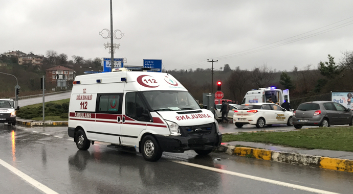 Düzce'de ambulans otomobille çarpıştı: 1 yaralı